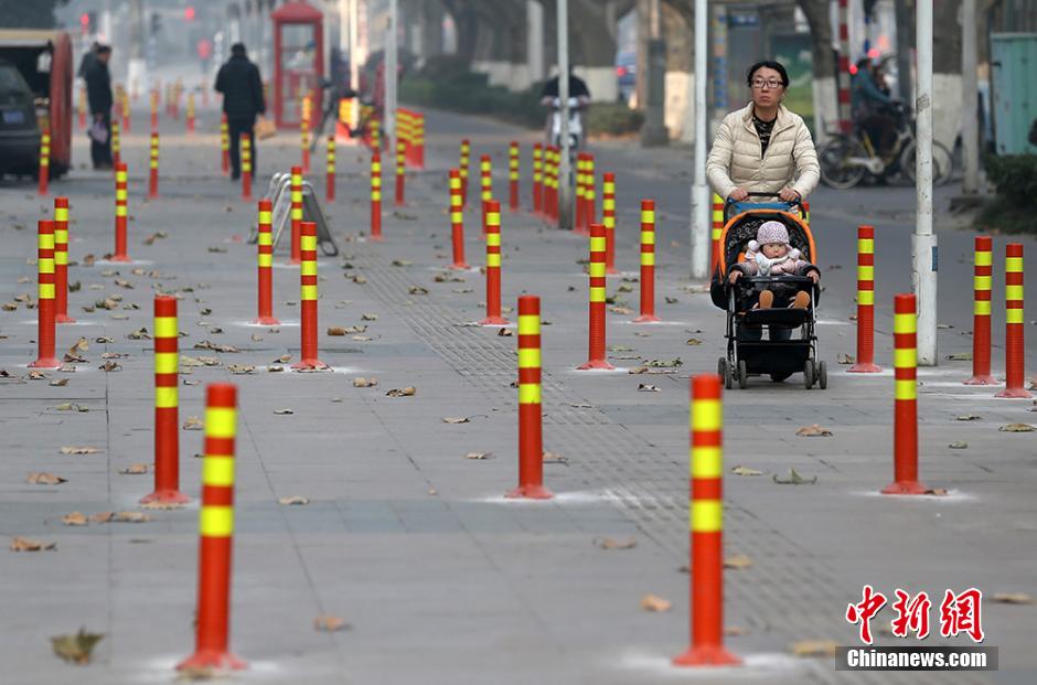 南京街頭隔離樁密布 市民穿行似走“梅花陣”