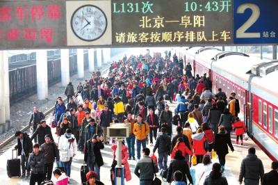 昨天，由北京開出的列車途經(jīng)安徽亳州火車站，大量旅客回到家鄉(xiāng)