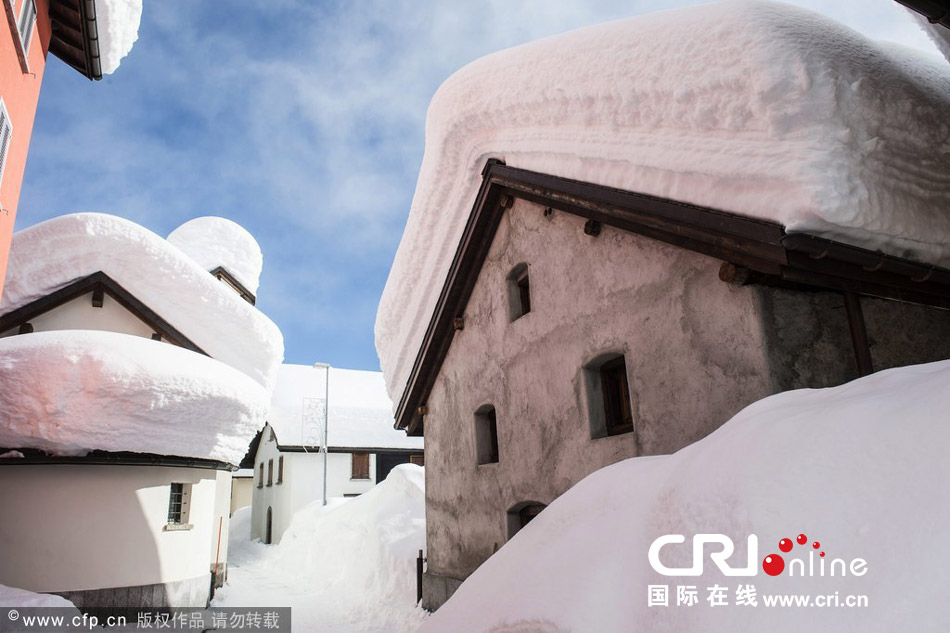 瑞士村莊房頂堆滿積雪 宛如童話世界