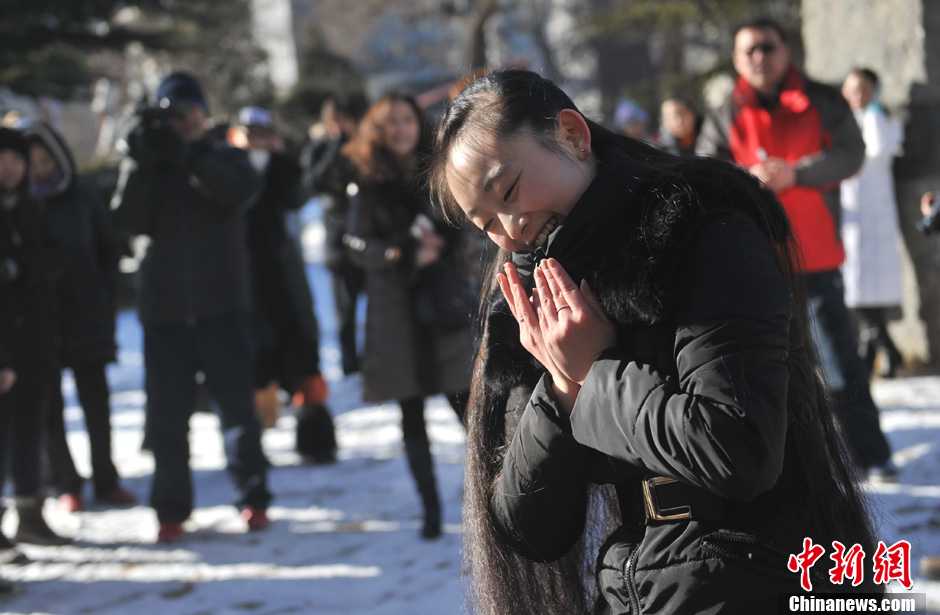 圖為來自東北的表演系考生雪地秀才藝。