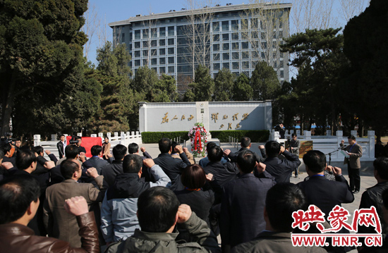 在焦裕祿紀念館，參觀的人絡(luò)繹不絕，一批批來自全國各地的黨員干部前來學習焦裕祿事跡