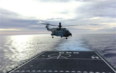 3月29日，一架艦載直升機從井岡山艦起飛執(zhí)行搜索任務。當天，海軍井岡山艦抵達南印度洋新任務區(qū)開始搜索。 新華社發(fā)