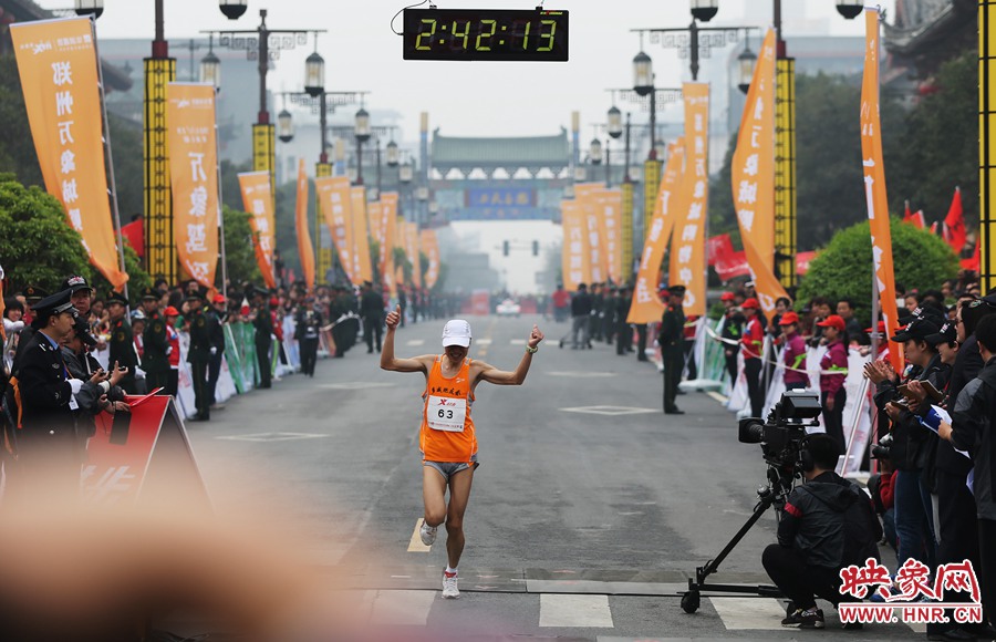 一名選手抵達終點后，高舉雙手慶祝。