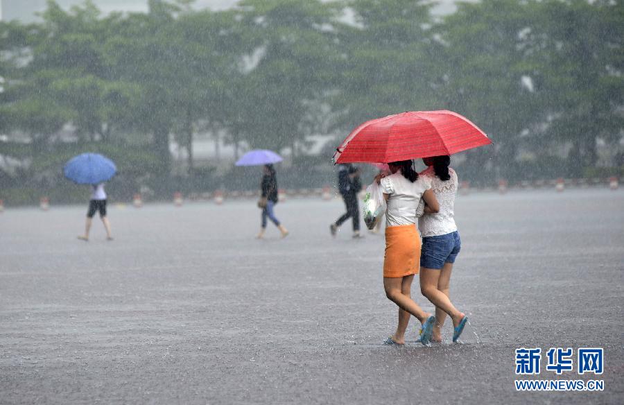 5月11日，市民在深圳梅林檢查站廣場(chǎng)冒雨出行。