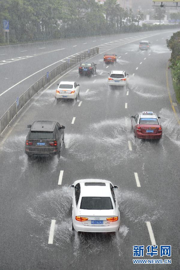 　5月11日，車輛在深圳街頭涉水前行。