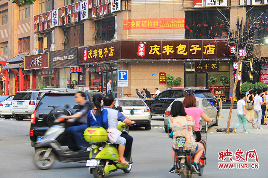 “慶豐包子店”位于路口拐角處,人流量車流量很大,堪稱黃金位置。