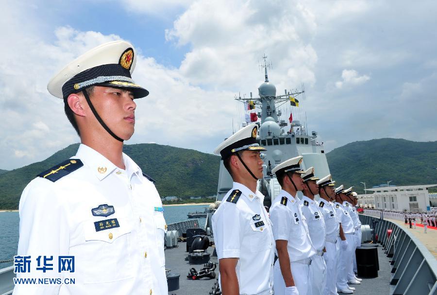 6月9日，在三亞某軍港，海口艦官兵在艦艏列隊(duì)。