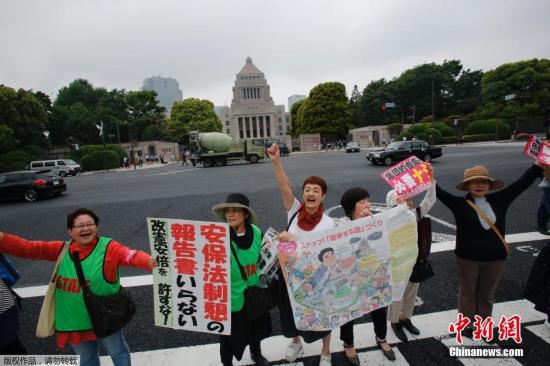 當(dāng)?shù)貢r間5月13日，日本示威者在位于東京的國會議事堂外高喊口號，反對日本政府計劃修憲以解禁自衛(wèi)權(quán)。