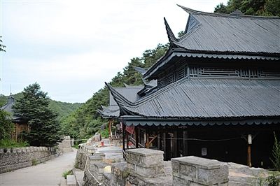 　7月9日，密云水庫附近隸屬于某單位的栗林度假山莊，建筑風(fēng)格古色古香