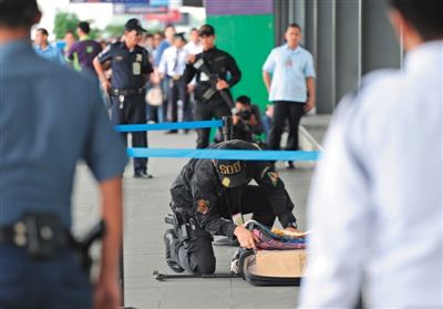 當?shù)貢r間9月1日，菲律賓國家調(diào)查局人員在馬尼拉國際機場破獲一起可疑汽車炸彈攻擊事件，逮捕4名嫌犯。