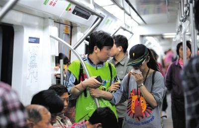 地鐵14號線，一名乘客正在車廂內(nèi)飲食。