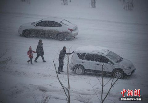 12月8日，經(jīng)過一夜降雪，烏魯木齊已是皚皚白雪一片。（圖片來源于中新網(wǎng)）