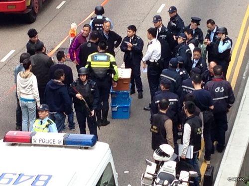 香港一運(yùn)鈔車錢箱跌出車外紙幣散落馬路（圖）