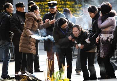 昨日，上海，外灘踩踏事件遇難者家屬來到事發(fā)地獻(xiàn)花祭奠。