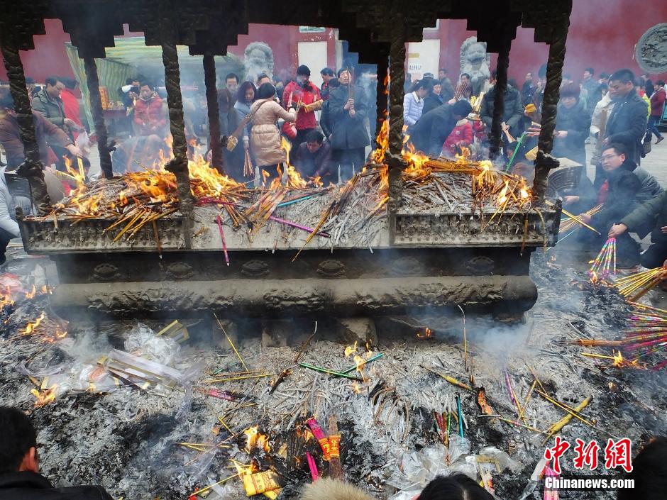 大年初五全國(guó)各地民眾燒香拜財(cái)神