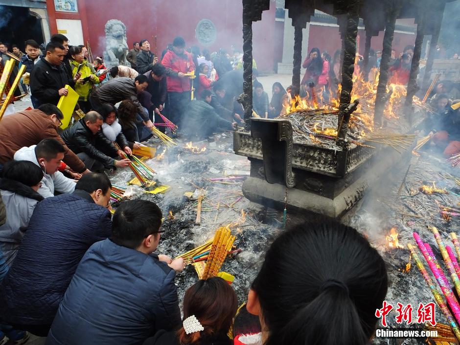 大年初五全國(guó)各地民眾燒香拜財(cái)神