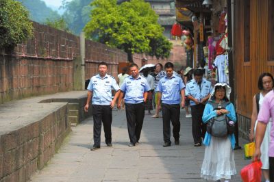 鳳凰古城多家客棧鬧停業(yè) “一票制”再起爭(zhēng)議