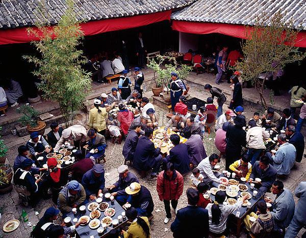 貴州畢節(jié)織金縣板橋鄉(xiāng)政府公職人員在整頓村民亂辦酒席時，雙方發(fā)生沖突并互有出手。