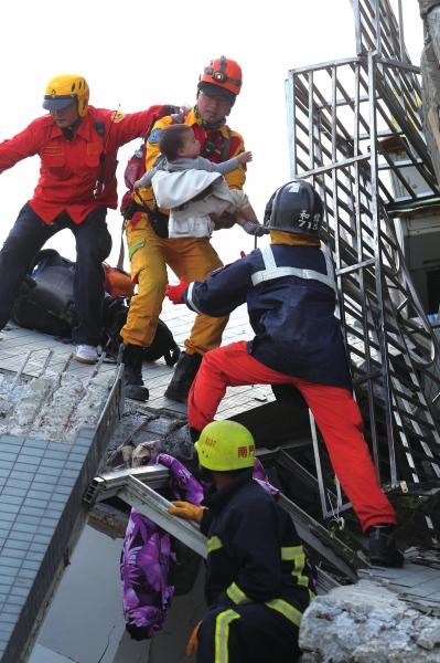 這個年恐怕不好過 臺灣高雄地震已致14人遇難