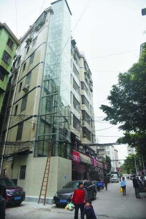 廣州男子為方便年老父母上下樓 違建觀光電梯