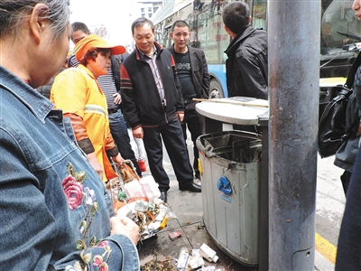 四川達(dá)州市通川區(qū)一垃圾桶，被搶槍支在此被找到。