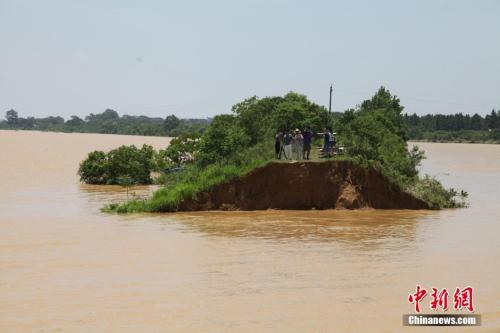 資料圖：6月21日，江西鄱陽縣濱田水庫泄洪道河堤(濱田河)潰口現(xiàn)場。 王劍 攝