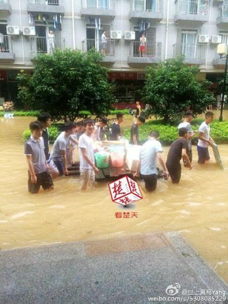 武漢暴雨 高校男生集體為女大學(xué)生送飯