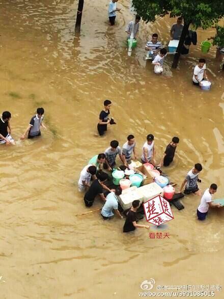 武漢暴雨 高校男生集體為女大學(xué)生送飯