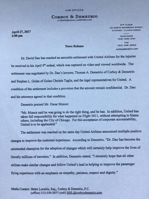 當(dāng)?shù)貢r間4月27日14點(diǎn)（北京時間28日凌晨3點(diǎn)），負(fù)責(zé)代理美聯(lián)航暴力拖拽乘客下飛機(jī)一案的律師德梅特里奧給包括央視記者在內(nèi)的媒體發(fā)來郵件，稱美聯(lián)航已與遭暴力拖拽下飛機(jī)的乘客David Dao達(dá)成和解協(xié)議。但作為條件之一，協(xié)議的具體內(nèi)容和涉及的金額保密。