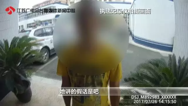 10歲女孩稱在小區(qū)內(nèi)被綁架 監(jiān)控畫面卻是這樣一幕