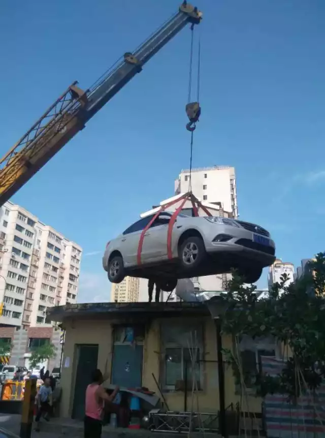 女司機(jī)與保安沖突停車堵門 物業(yè)雇吊車讓其上天