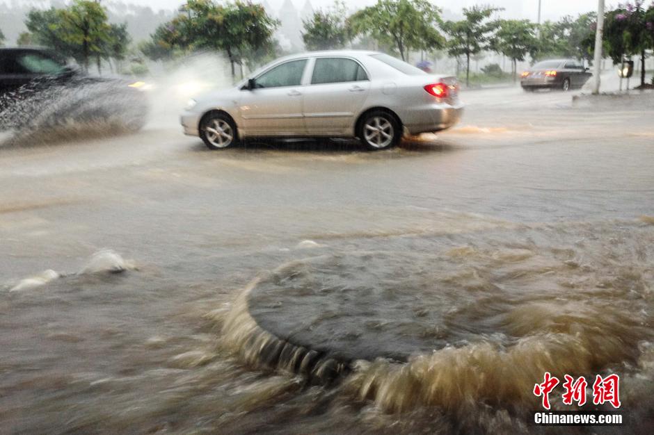 南寧暴雨如注 道路水流成河