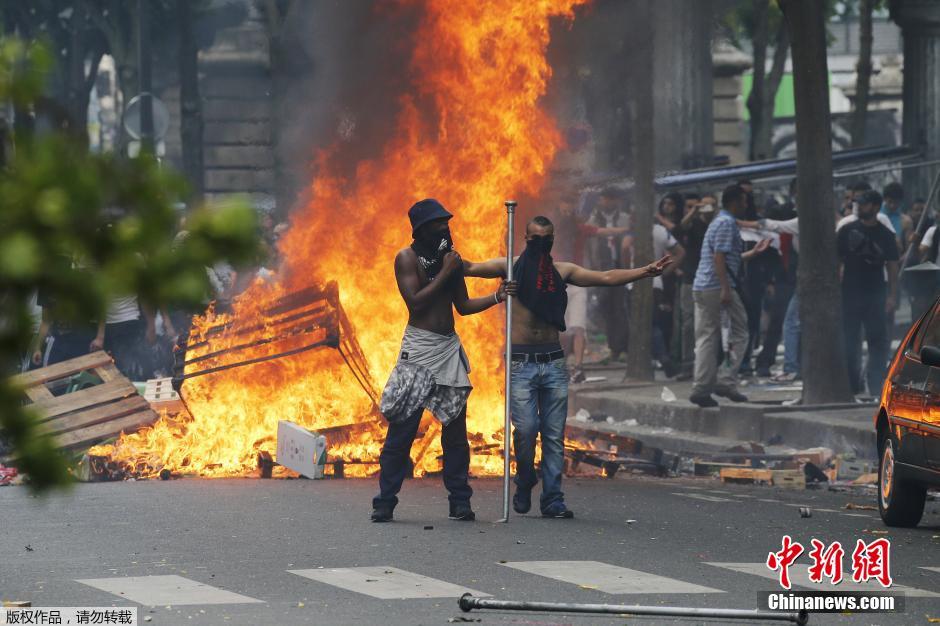 法國(guó)多地爆發(fā)反以游行