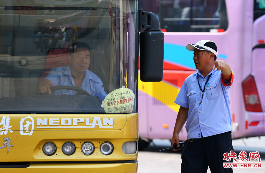 車場內(nèi)眾多汽車發(fā)動機(jī)的噪音，使得調(diào)度員和司機(jī)交流都需要加大音量