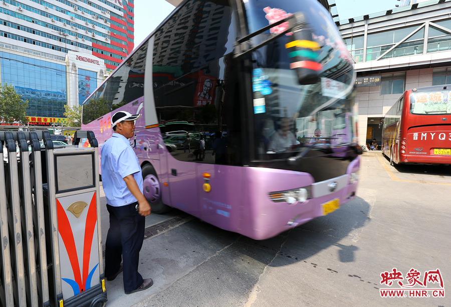 車場內(nèi)車輛順暢時，調(diào)度員還要在門口迎車指揮