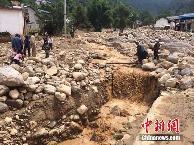 7月28日,云南省保山市隆陽區(qū)瓦房鄉(xiāng)喜坪村上坪小組發(fā)生山洪災(zāi)害,造成3戶人家9人被沖走。