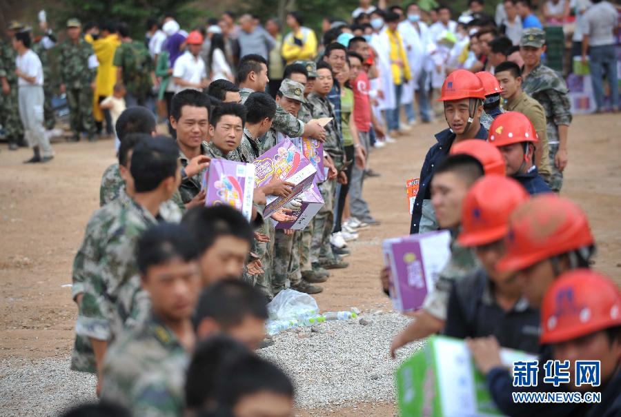 8月5日，在魯?shù)榭h龍頭山鎮(zhèn)，當?shù)孛癖D(zhuǎn)運從直升機上卸載的救災物資。