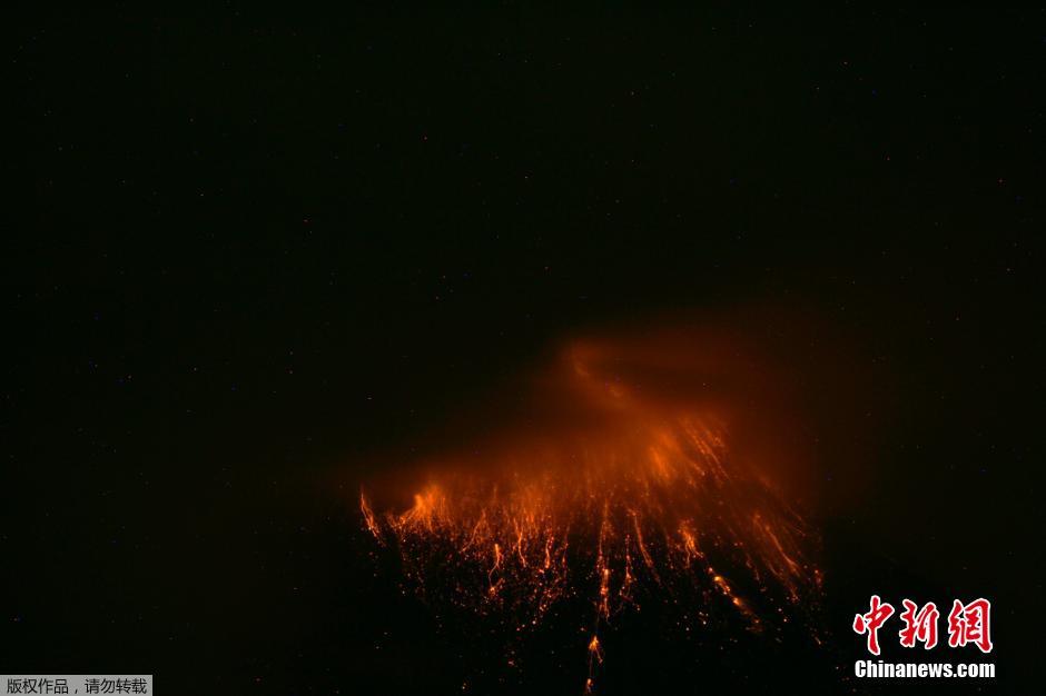 當?shù)貢r間8月24日，厄瓜多爾通古拉瓦火山噴發(fā)，熔巖噴出宛如末世。