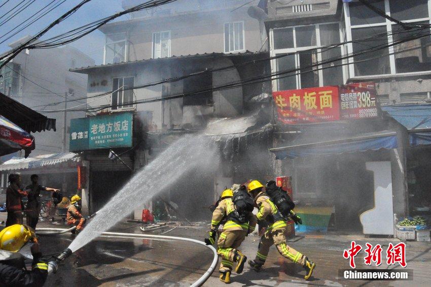 浙江溫州飯攤起火 消防員搶“定時炸彈”