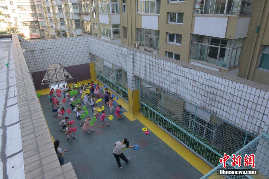 太原一幼兒園現(xiàn)迷你“空中操場”