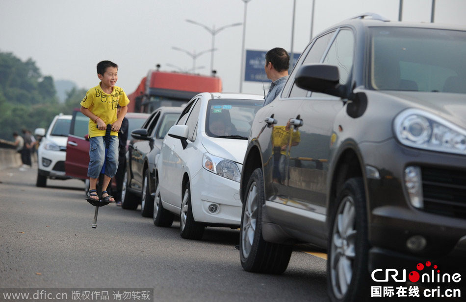 中秋假期又見高速路擁堵 乘客紛紛下車休息