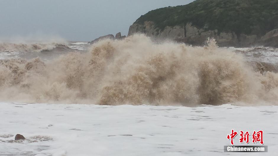 臺風“鳳凰”登陸浙江 狂風掀起巨浪