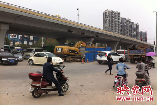 此次塌陷位于鄭州市西三環(huán)與中原路交叉口東側(cè)路西，對(duì)交通影響明顯。