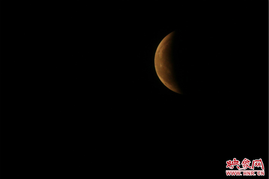 19：47夜風吹散了霧霾，月亮漸露芳容。