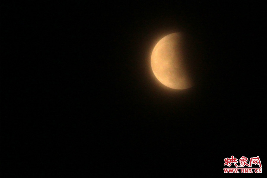 20：11夜空依然能見度很低，月亮看起來總是霧蒙蒙的。