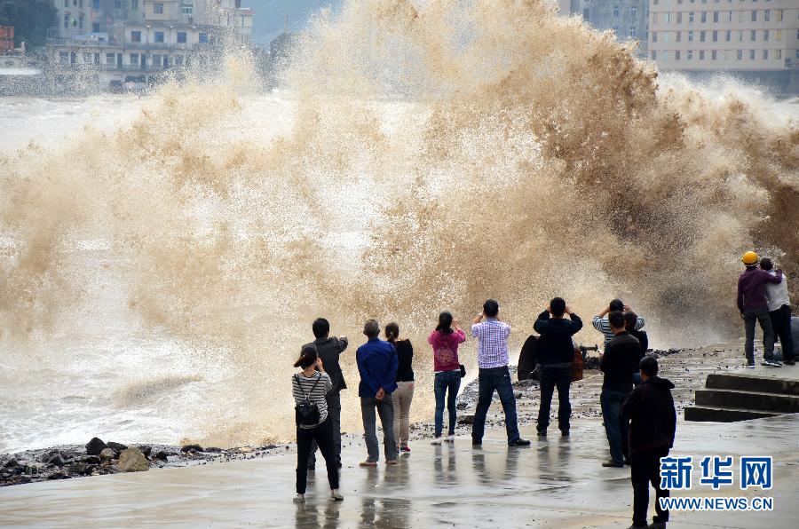 10月12日，人們在浙江省溫嶺市石塘鎮(zhèn)觀看大浪。