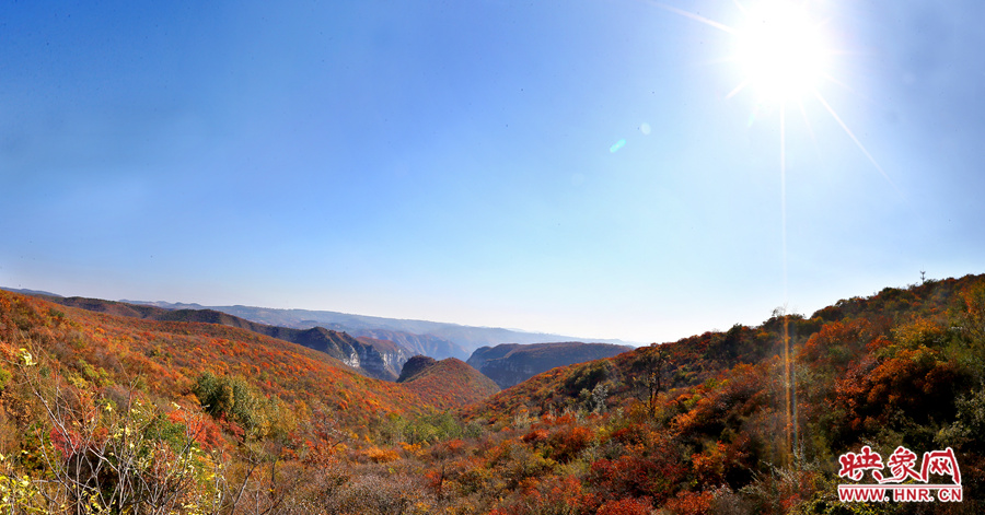 山頂遠(yuǎn)眺，紅葉已經(jīng)綻放出絢麗的色彩