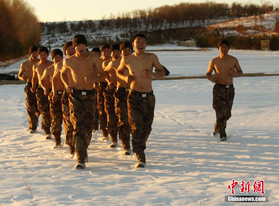 邊防官兵零下10度赤膊進行雪浴抗寒訓練