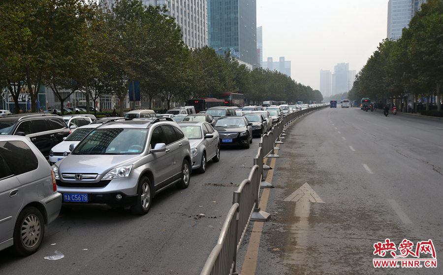 金水路由東向西方向長長的車隊一眼望不到頭