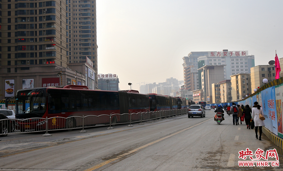 未來路道路兩邊施工，行人和非機動在機動車道路上通行